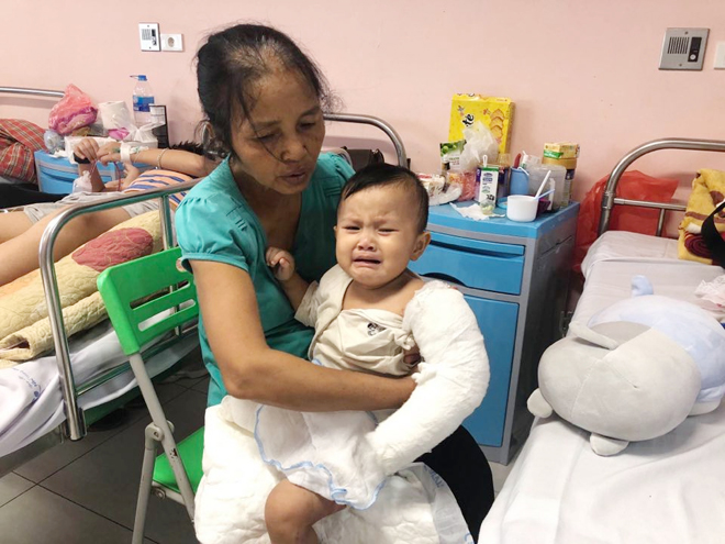 Rớt nước mắt bé 2 tuổi phải cắt bỏ một chân vì tai nạn giao thông