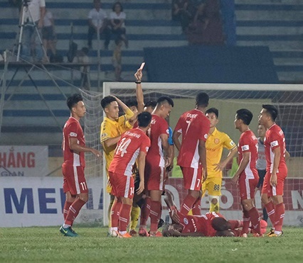 Tức giận với trọng tài, CĐV Nam Định trút giận lên cầu thủ đội khách