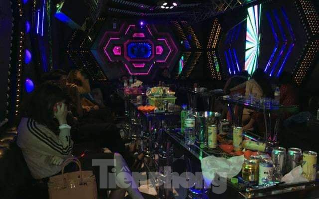 Lễ tân, chủ quán karaoke bị khởi tố vì tổ chức ‘tiệc ma tuý’