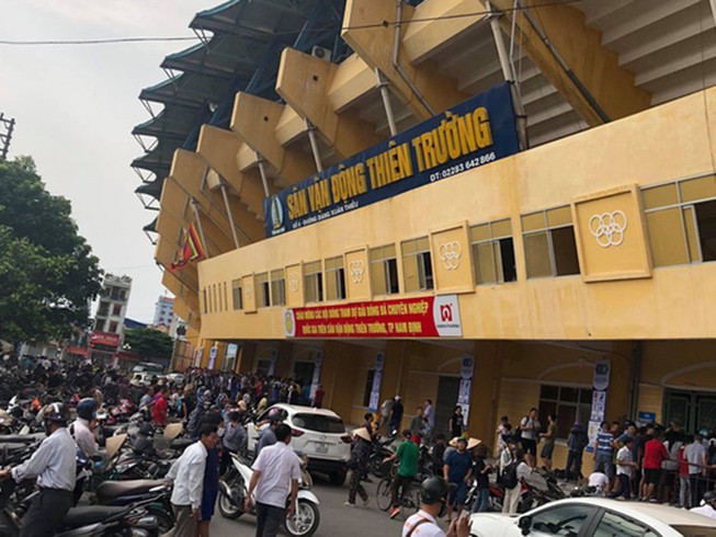 CĐV Nam Định ‘xử’ HLV bị cho là ‘yểm’ sân Thiên Trường