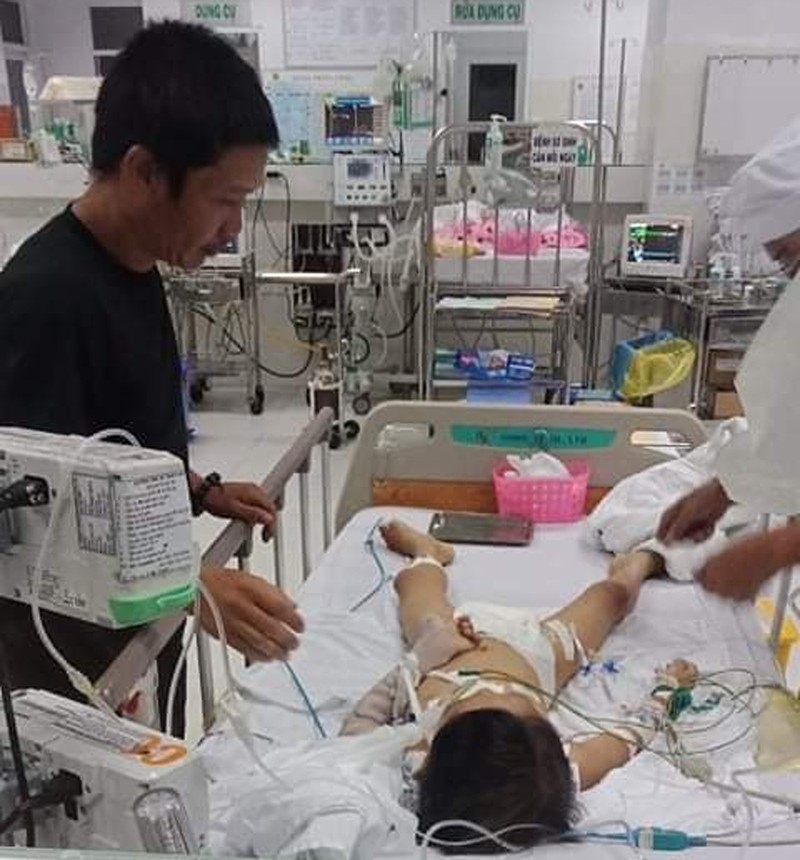 Bé trai 7 tuổi hôn mê sâu sau tiểu phẫu, gia đình tố bệnh viện tắc trách