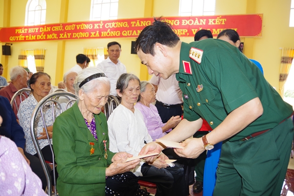 Thượng tướng Phan Văn Giang thăm, tặng quà gia đình chính sách tỉnh Nam Định