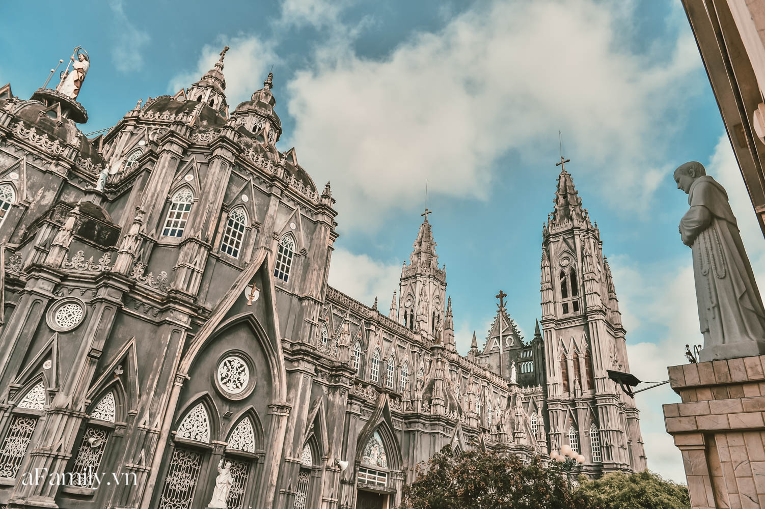 Cận cảnh nhà thờ đang hot nhất ở Nam Định được ví y như trên phim Harry Potter và tới khi đến xem trực tiếp thì ‘nó đẹp thật trời ạ!’
