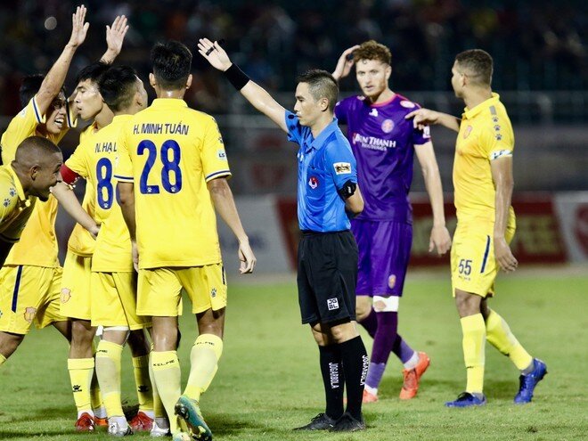 Thông tin bất ngờ vụ trọng tài V-League “cướp” 3 quả penalty của Nam Định