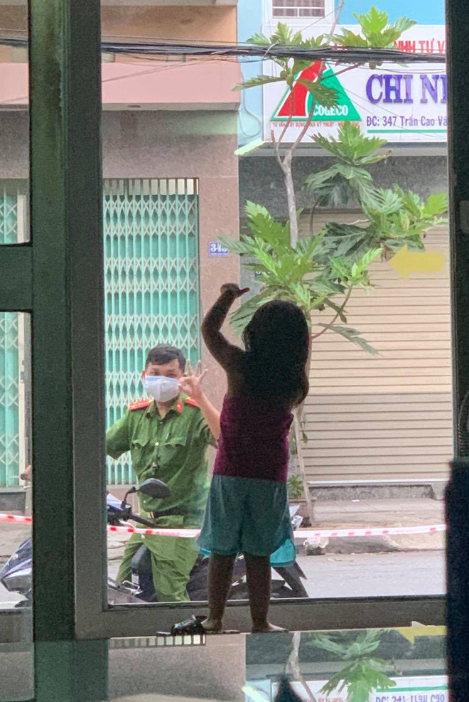 Hình ảnh chiến sĩ công an vùng “tâm dịch” Đà Nẵng đi qua nhà, vẫy chào con gái qua khung cửa kính gây xúc động