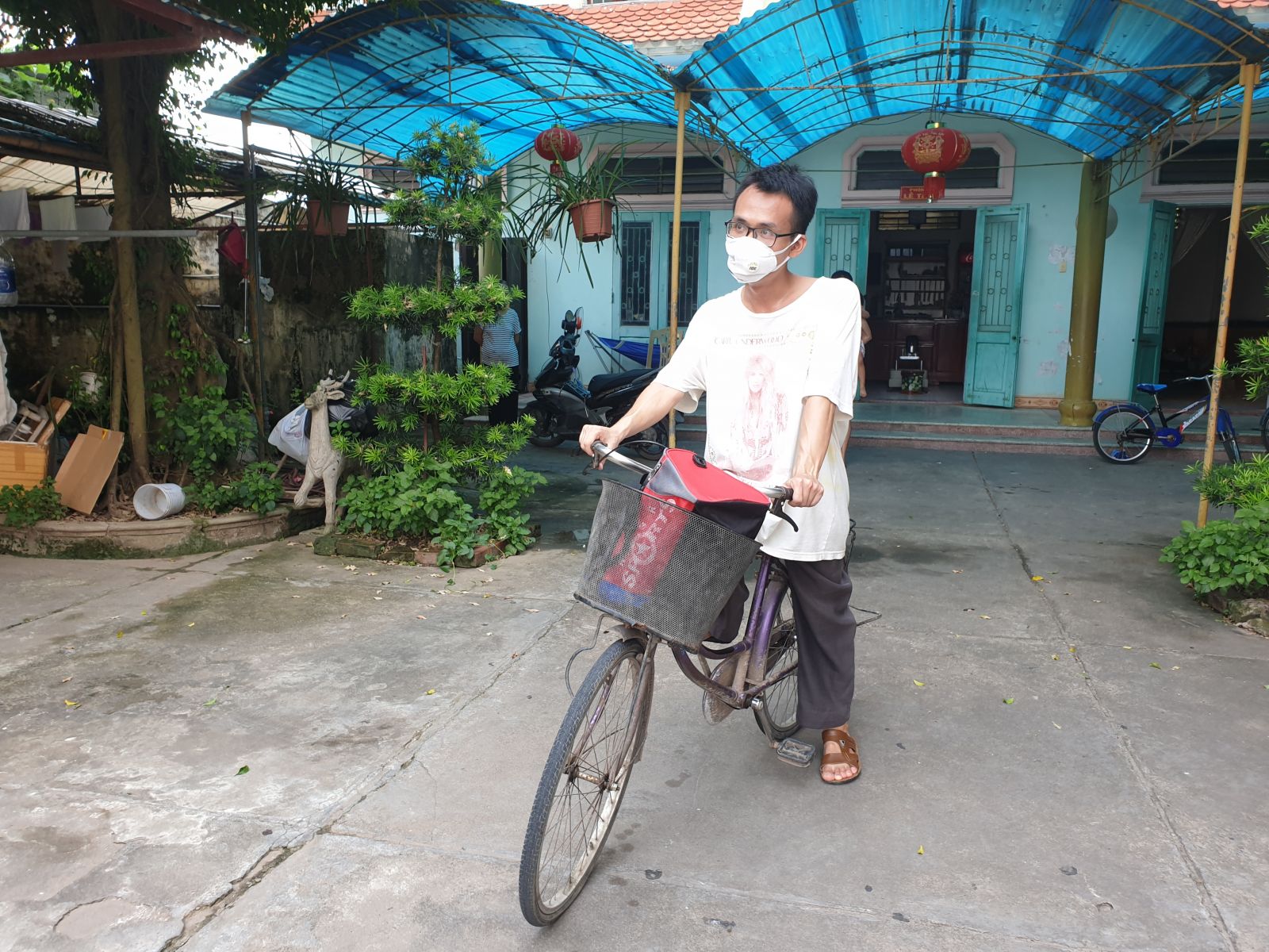 Kỳ thi tốt nghiệp THPT năm 2020 đợt 2 Thí sinh 31 tuổi Nam Định đạp xe hơn 30 km đến điểm thi