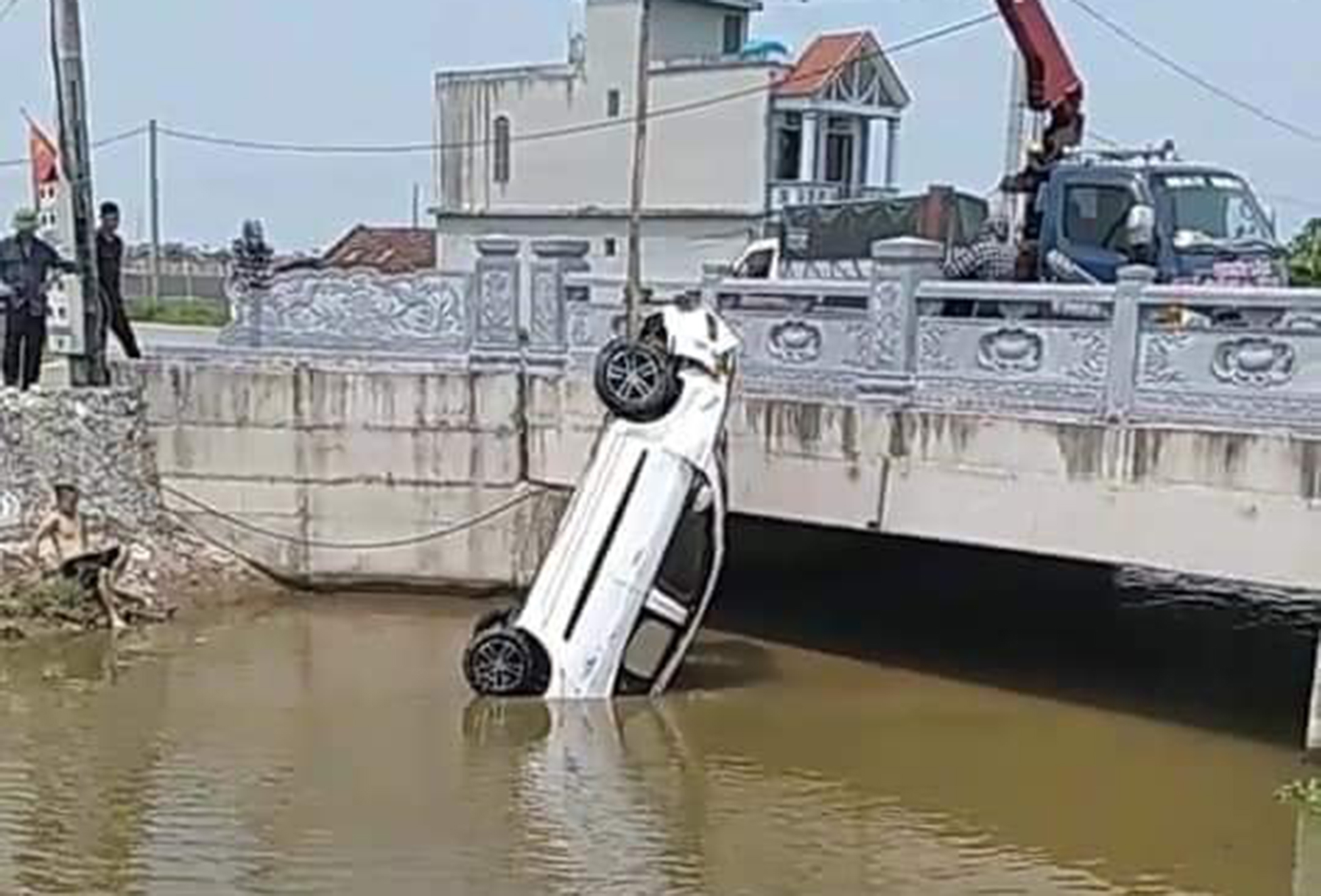 Clip: 2 ô tô va chạm với nhau tại ngã tư ‘t‌ů thần’ ở Nam Định, 1 xe lao xuống sông