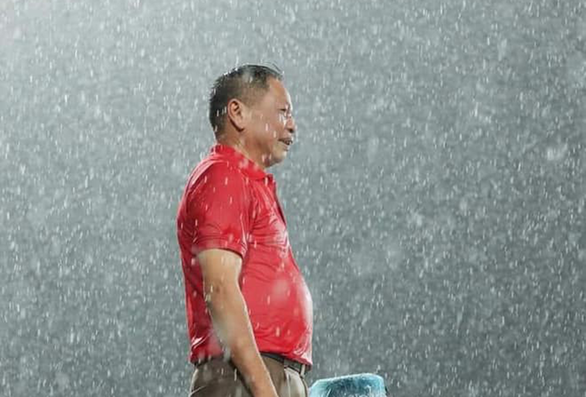 Người “đội mưa” giữ nhịp cổ động trên sân Thiên Trường