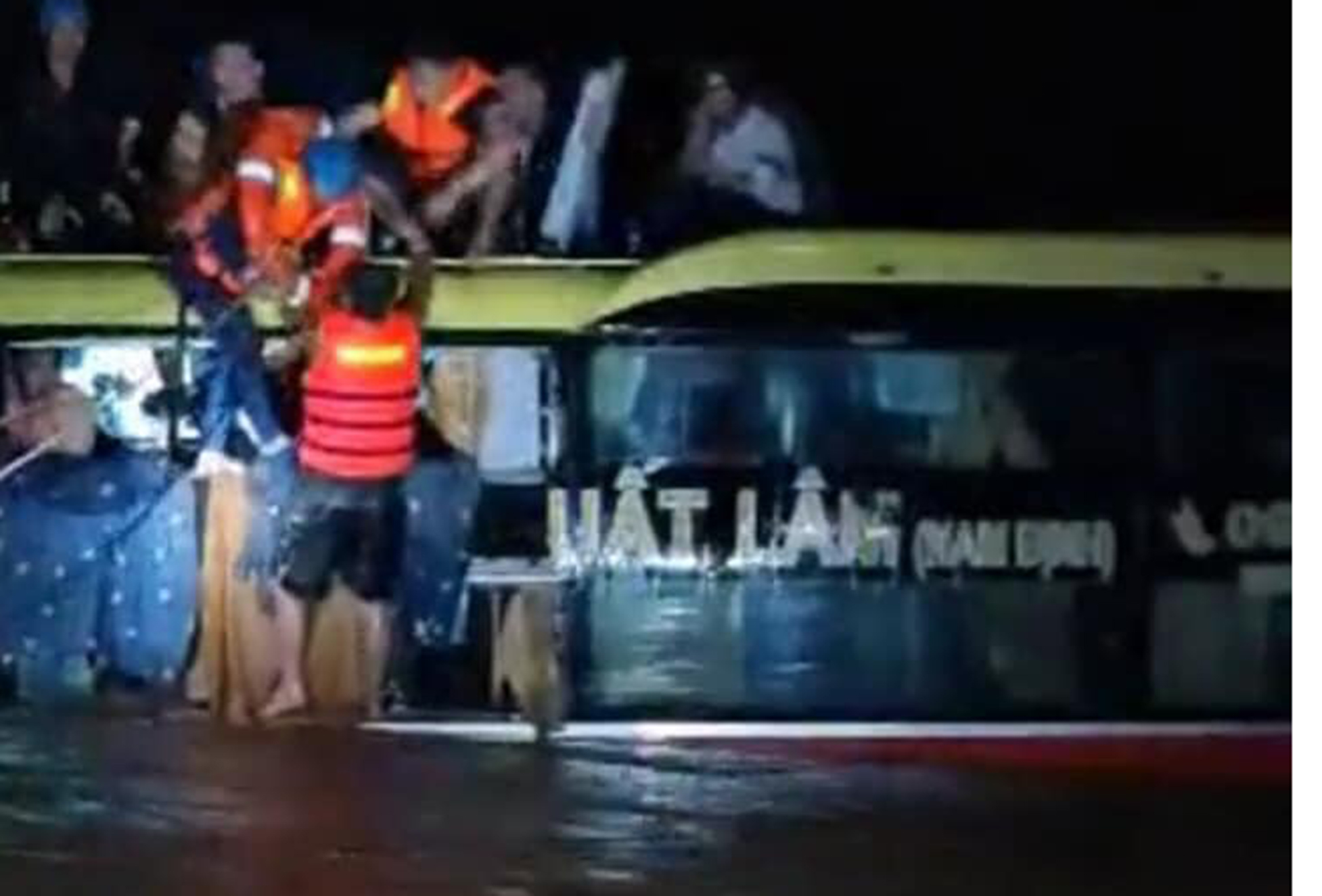 Một xe khách chạy tuyến Đà Nẵng – Nam Định chở 20 người bị lũ cuốn