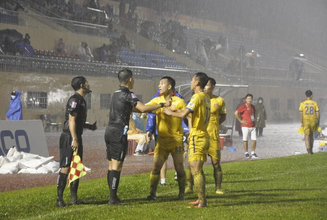 Trọng tài khiến Nam Định mất oan bàn thắng bị treo cờ