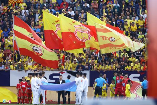 Cổ động viên SLNA đồng loạt ủng hộ Nam Định trụ hạng