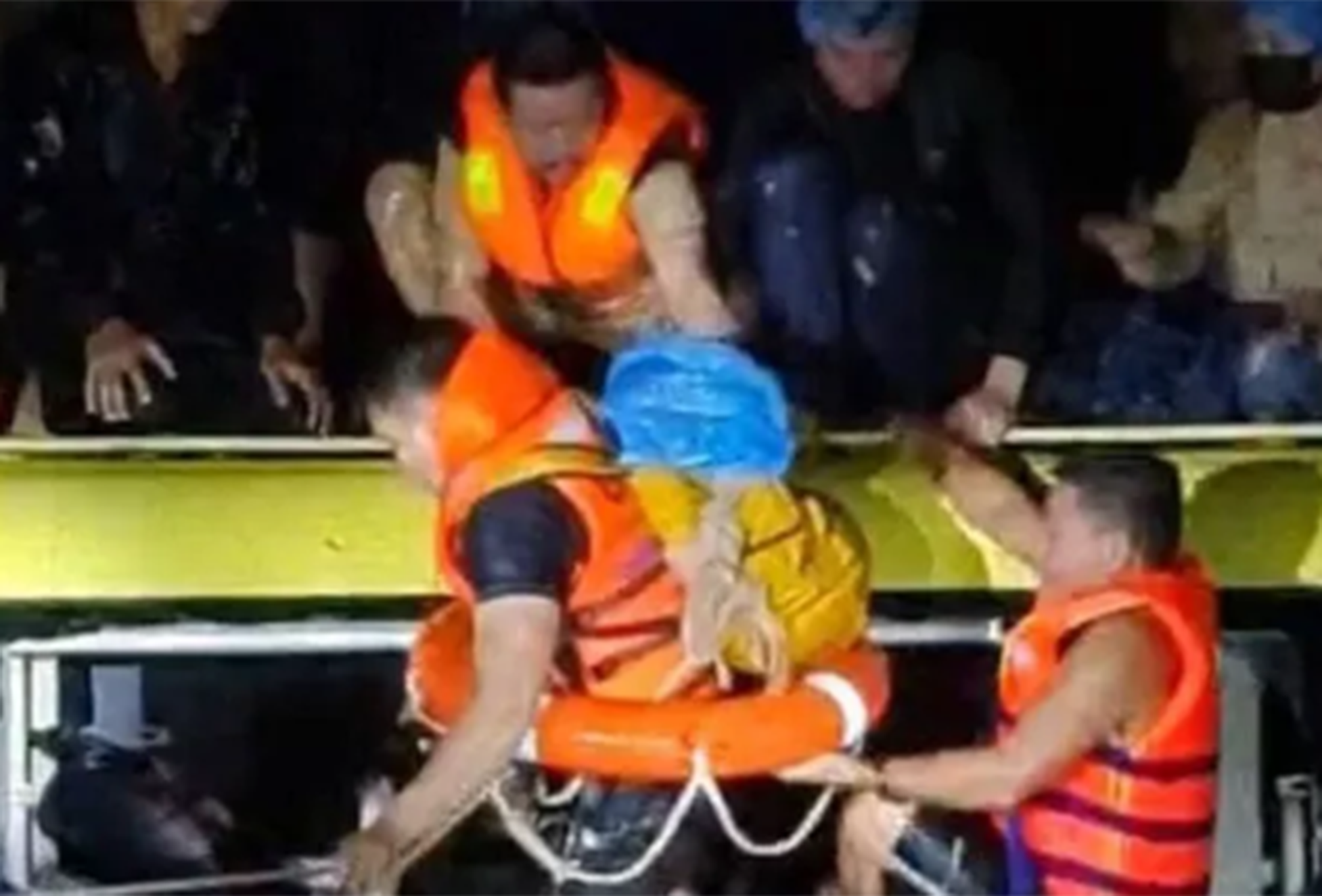 Quảng Bình: Trắng đêm ngược dòng nước lũ giải cứu hàng chục người hoảng loạn trên nóc xe khách Đà Nẵng – Nam Định bị cuốn trôi