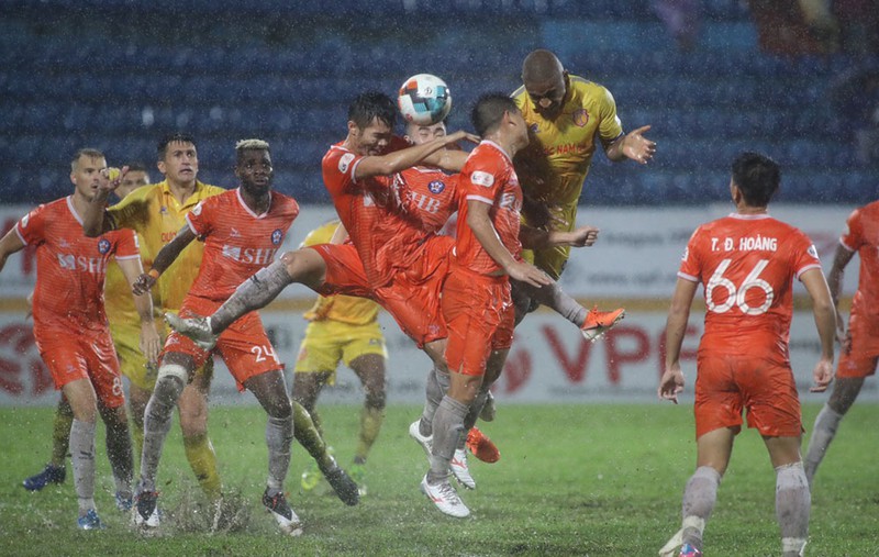 CLB Nam Định thua do trọng tài, nhưng không thể rớt hạng!