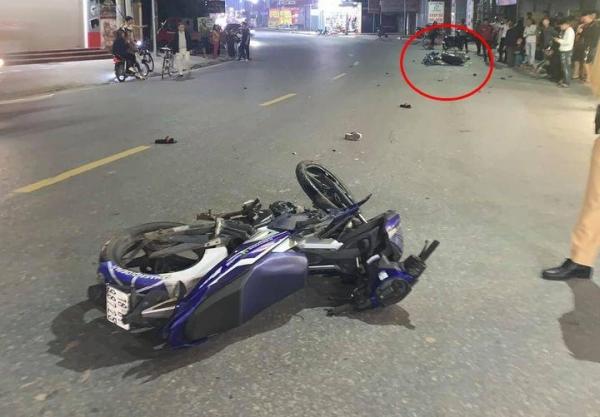 Clip: Yamaha Exciter chạy với “tốc độ bàn thờ”, tông trúng xe máy đi ngược chiều, 2 người bị thương nặng