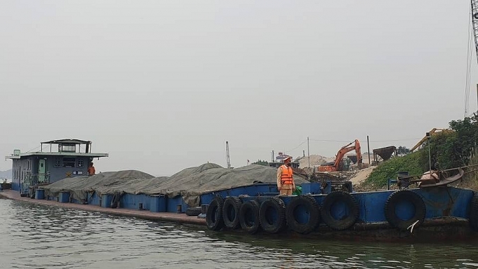 Bắt giữ tàu vận tải hết đăng kiểm chở 400 tấn than lậu trên sông Hồng