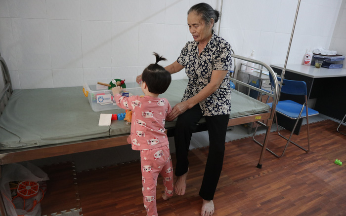 Nam Định Bà nội 70 tuổi, thay bố mẹ chăm cháu như con