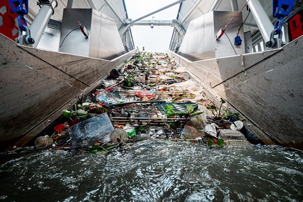 Hạ thủy công cụ thu gom rác trên sông để làm sạch cửa biển ở Nam Định
