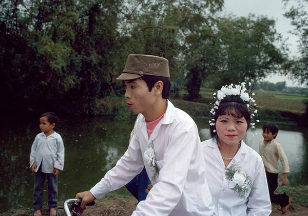 Bức ảnh đám cưới ‘oách xà lách‘ ở vùng nông thôn Nam Định những năm 90 bất ngờ gây sốt