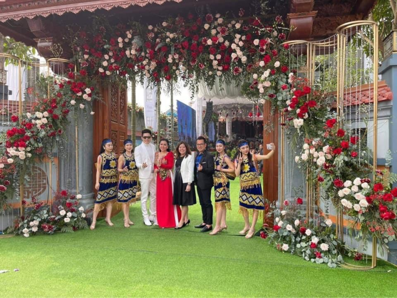 Choáng ngợp với đám cưới trang trí 5 tấn hoa tươi ở Nam Định