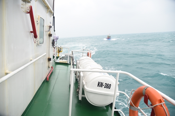 Tàu KN360 cứu nạn thành công tàu cá NĐ 92948TS trên vùng biển Cồn Cỏ