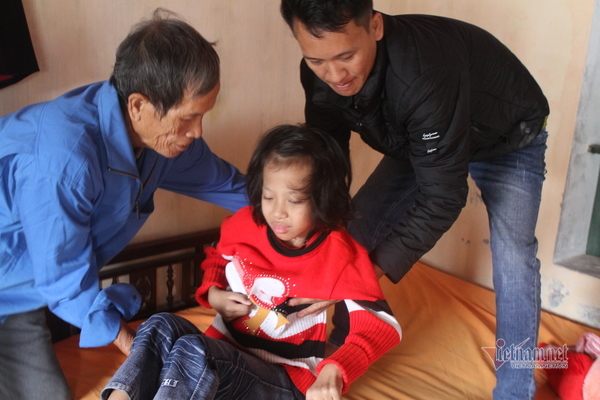 Mắc căn bệnh lạ, bé gái quê (Nam Định) bị liệt cả hai chân, tương lai mịt mù