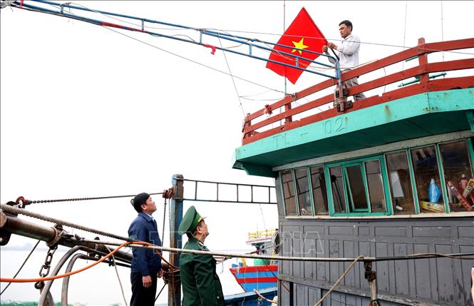 Tặng cờ Tổ quốc, ảnh Bác Hồ và phᴀᴏ ᴄứᴜ sinh cho ngư dân Nam Định