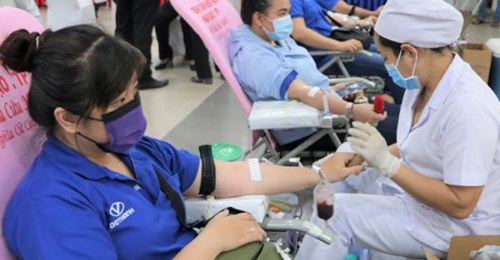 Đi hiến máu, cô gái trẻ Nam Định phát hiện mình mang ‘sát thủ gây ung thư‘