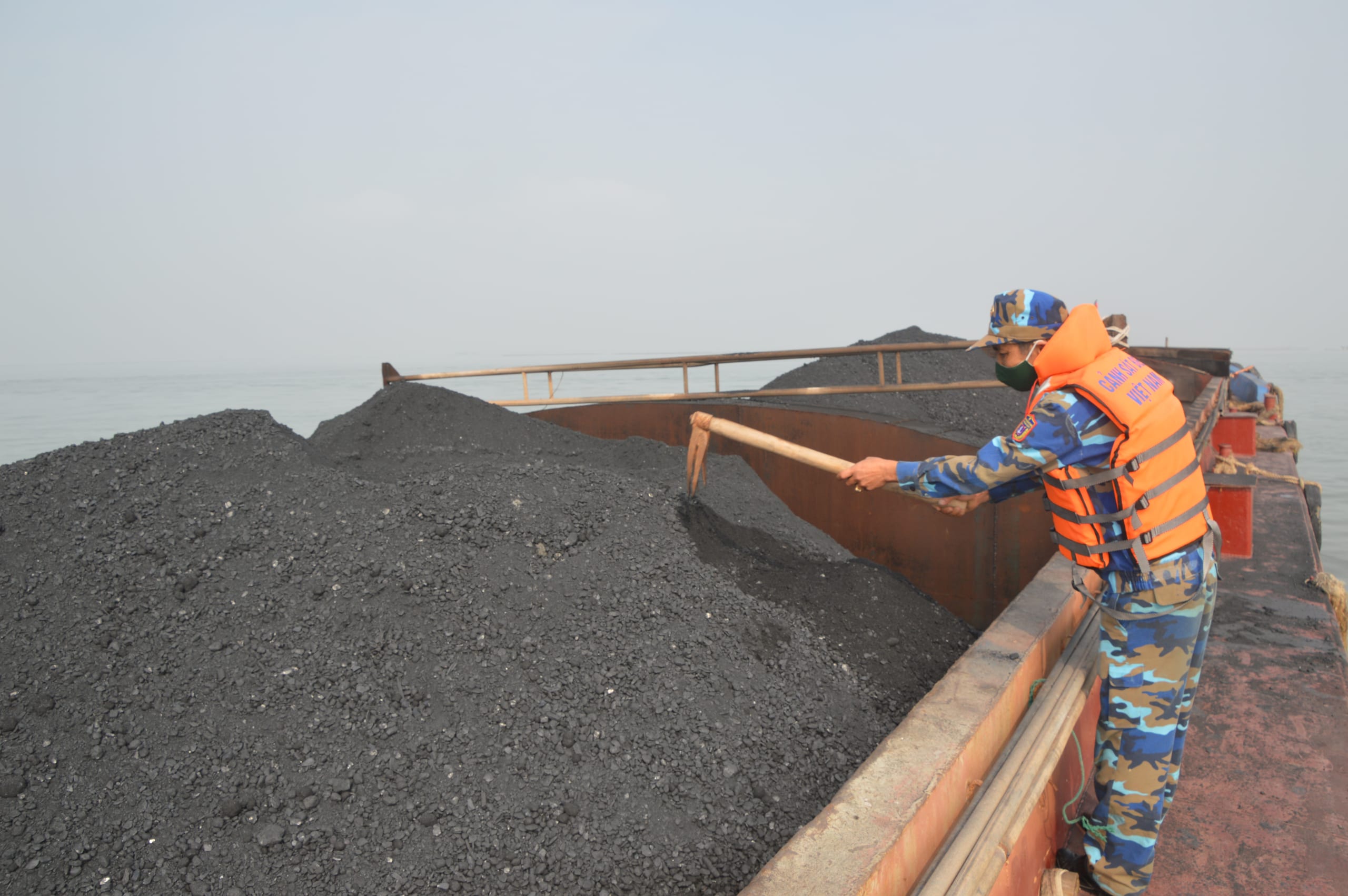 Cảnh sát biển tạm giữ 500 tấn than không rõ nguồn gốc của chủ tàu Nam Định
