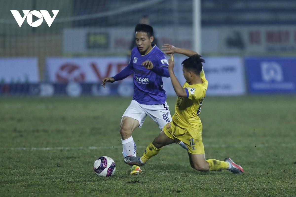 Cầu thủ Nam Định khiến Quả bóng Vàng Việt Nam chấn thương nặng nhận án treo giò
