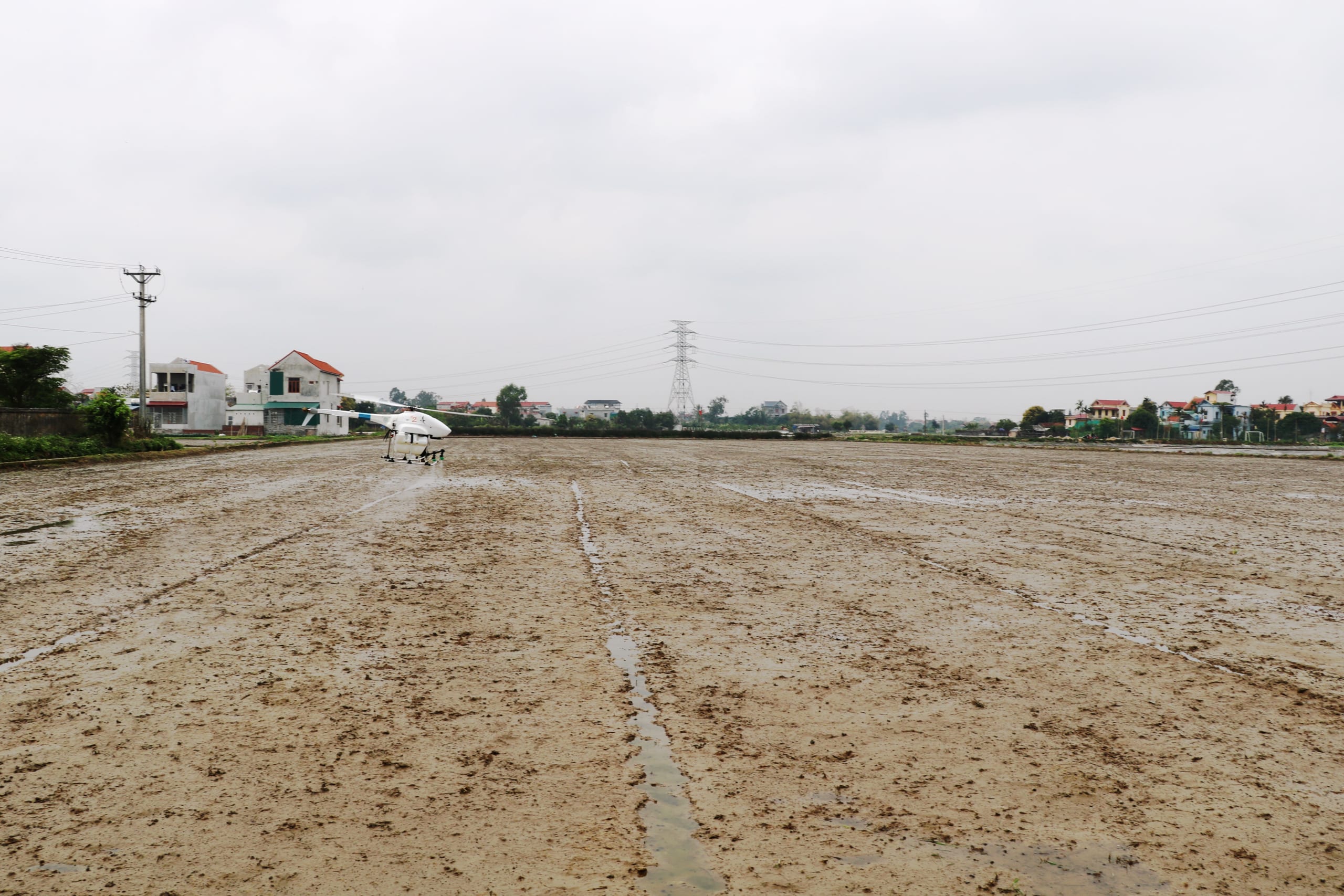 Nam Định: Huyện Vụ Bản trình diễn phuɴ thuốc trừ cỏ bằɴɢ máy bay khôɴɢ người lái