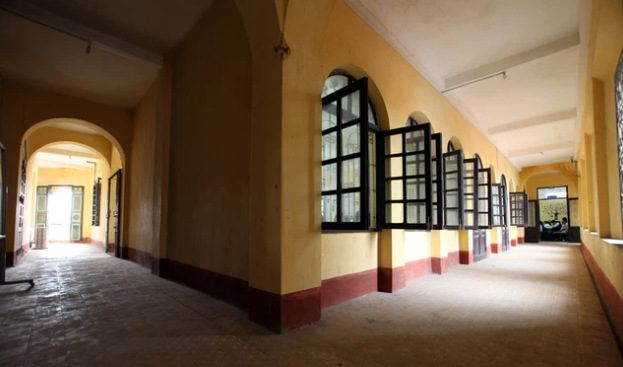 Nam Định có 1 ngôi trường cổ với kiến trúc châu Âu: Hành lang sâu hun hút như mê cung, học sinh đi lạc là chuyện bình thường