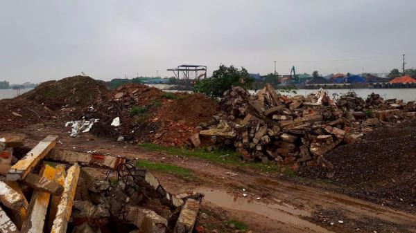 Nam Định: Phế thải xây dựng tràn lan bờ sông Đáy