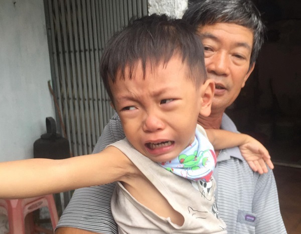 Nam Định : Cha nhọc nhằn phụ hồ níu giữ sự sống cho con trai mắc bệnh tan máu bẩm sinh