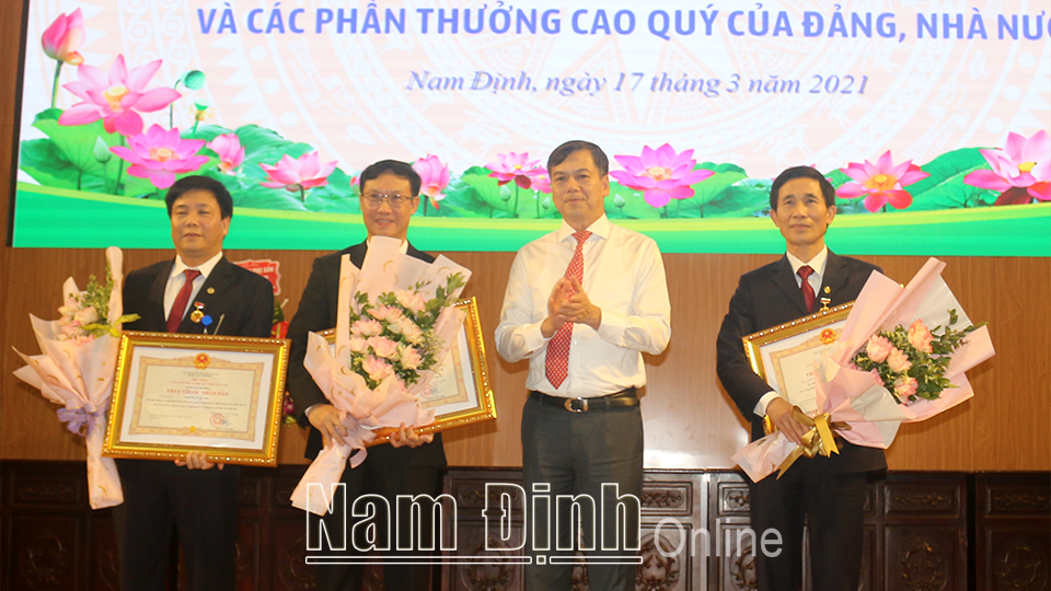 Trao tặng danh hiệu Thầy thuốc Nhân dân, Thầy thuốc Ưu tú cho cán bộ, giảng viên Trường Đại học Điều dưỡng Nam Định