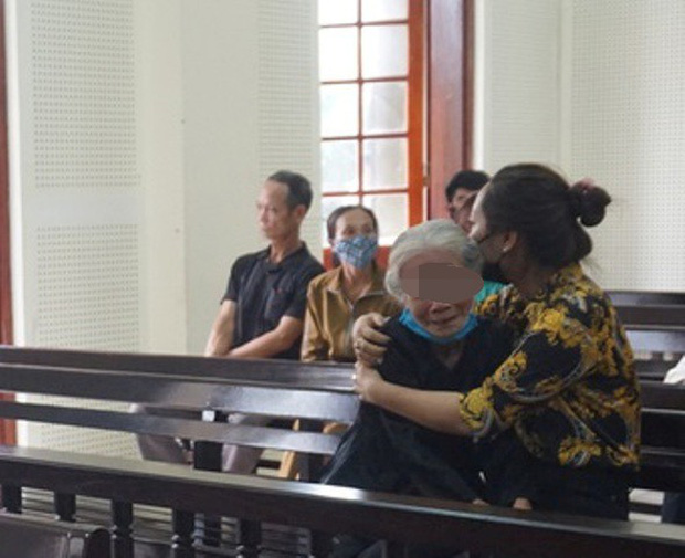 Mẹ già 80 tuổi khóc cạn nước mắt khi lần thứ 3 tiễn con trai vào tù