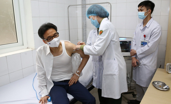 Phó thủ tướng Vũ Đức Đam tiêm thử nghiệm vắc xin Nano Covax
