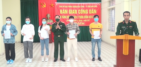 Tỉnh Nam Định trao giấy chứng nhận hết thời hạn cách ly Covid-19 cho 144 công dân