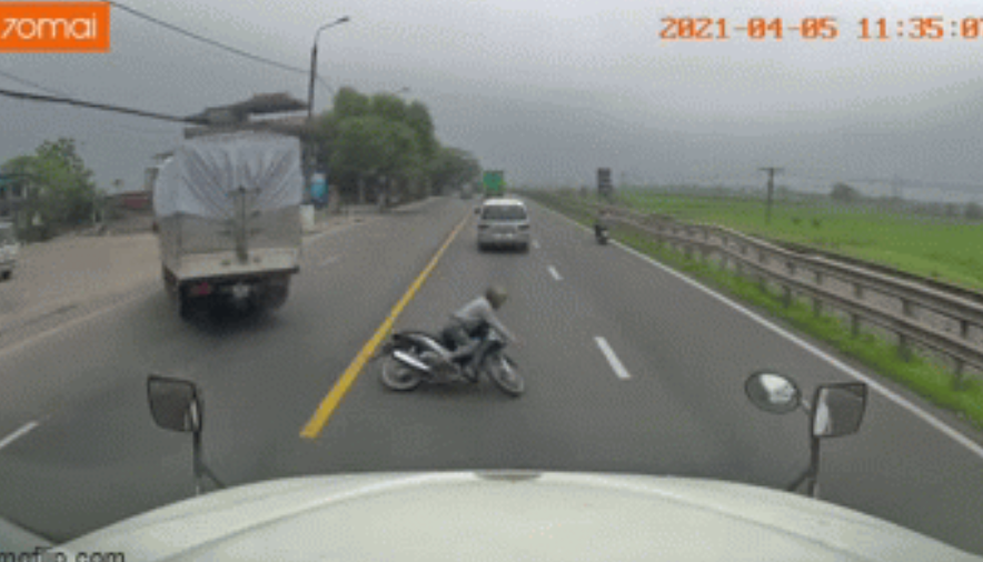 Clip: Va chạm với xe tải, người đàn ông lao thẳng vào đầu xe container ở Vụ Bản ,Nam Đinh