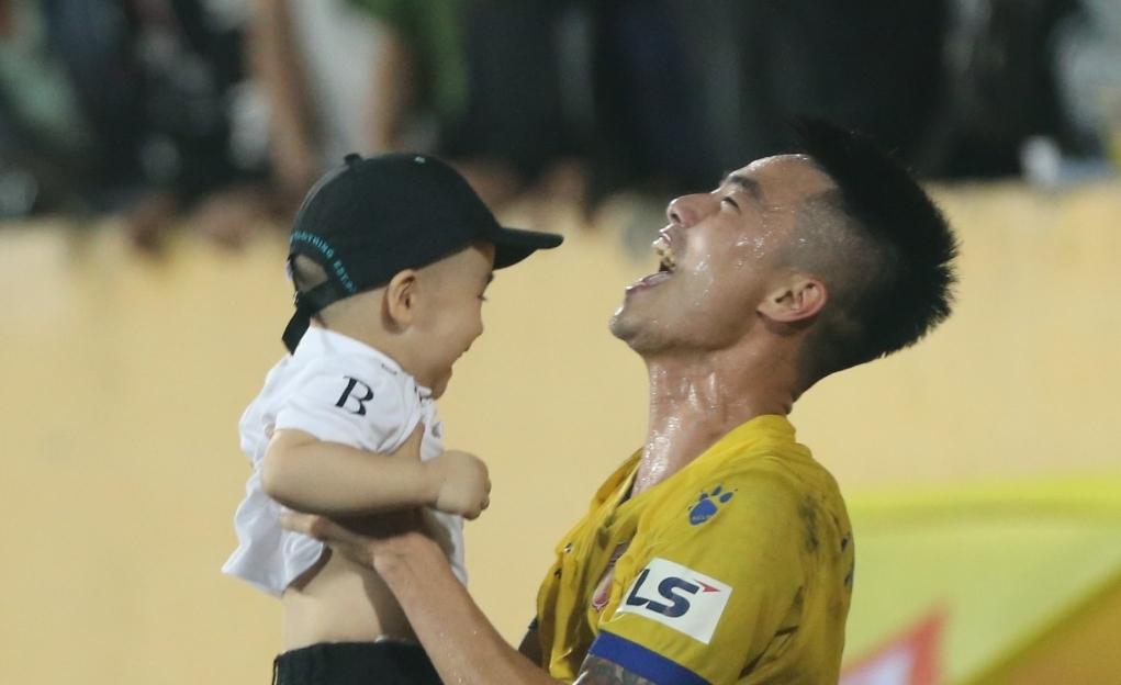 Những khoảnh khắc đáng yêu của bố con nhà Lâm Anh Quang, sau trận thắng SLNA