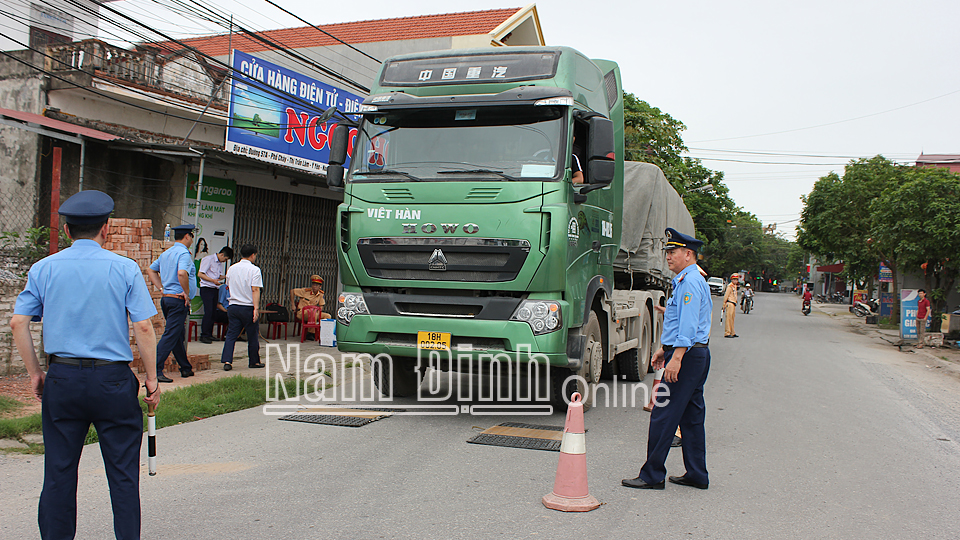 Nam Định Tăng cường các giải pháp kiểm soát tải trọng xe
