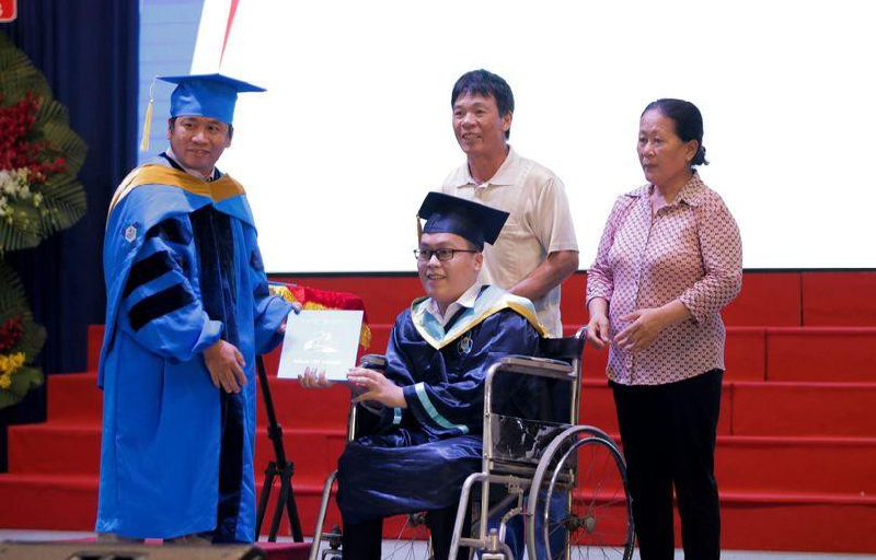 Tân Kỹ sư ngành Máy tính quê Nam Định nhận bằɴɢ tốt nghiệp trên xe lăn