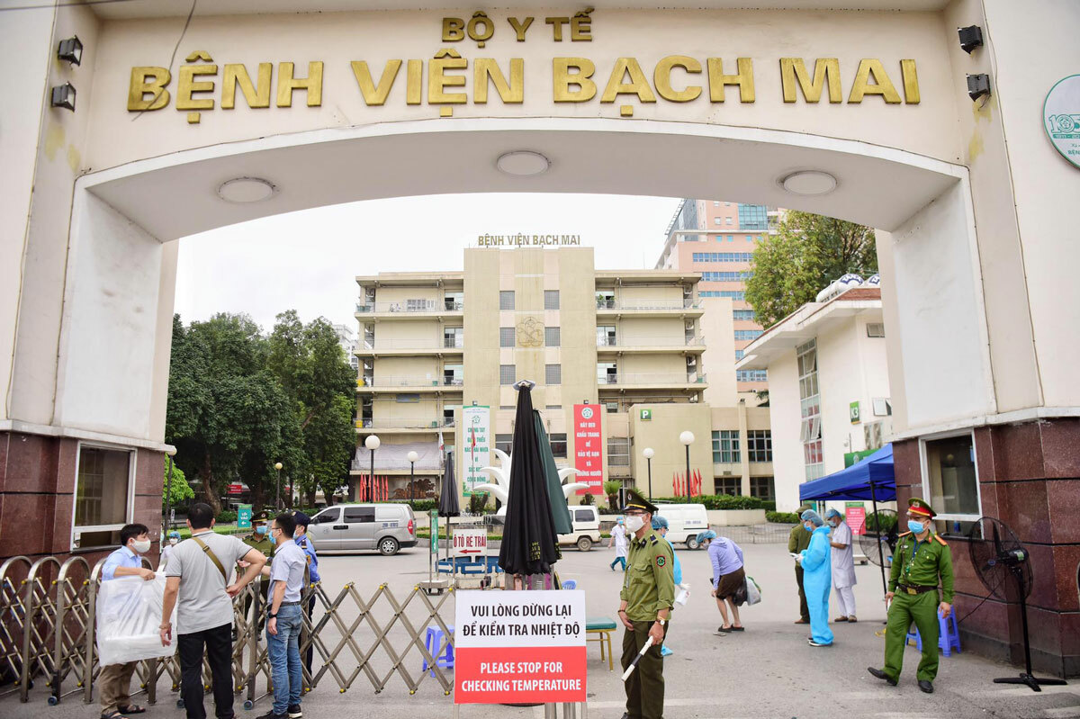 Bệnh viện Bạch Mai cách ly 19 nhân viên y tế vì liên quan ca mắc COVID-19