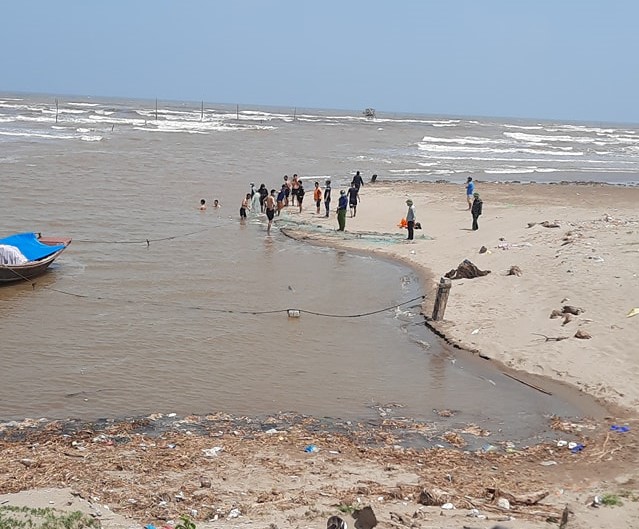 Nam Định: 18 học sinh ra tắm biển, 3 em bị sóng cuốn mất tích