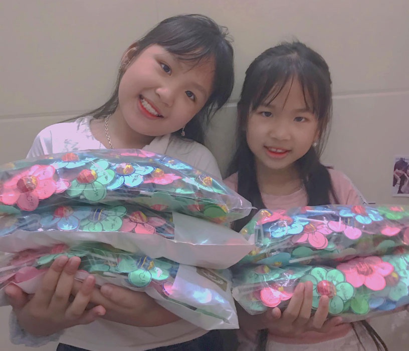 Xúc động hai bé gái ở Nam Định làm 500 chiếc ‘kẹo hoa’ gửi các ‘chiến binh’ chống dịch ở Điện Biên