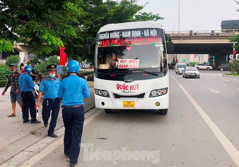 Phát hiện xe khách 29 chỗ biển Nam Định nhồi 40 khách