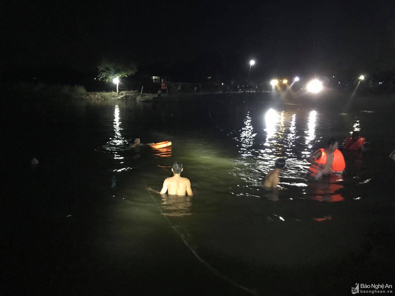 Lên phương án tìm kiếm xuyên đêm 3 học sinh bị sóng cuốn trôi khi tắm biển ở Nam Định