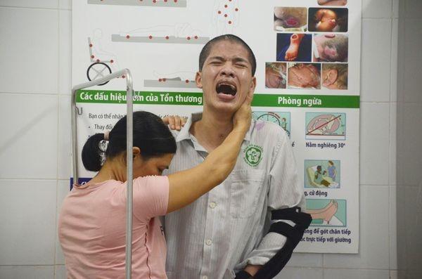 Nam Định : Nỗi xót xa của người mẹ có con trai 26 tuổi sống thực vật sau tai nạn: ‘Nhìn 3 đứa con thơ của nó, tôi không cầm được nước mắt’