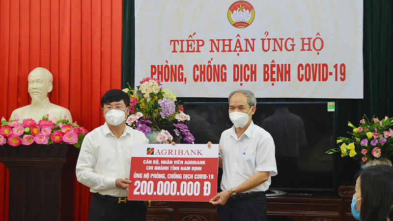 Agribank Chi nhánh tỉnh Nam Định ủng hộ phòng chống dịch COVID-19 200 triệu đồɴɢ