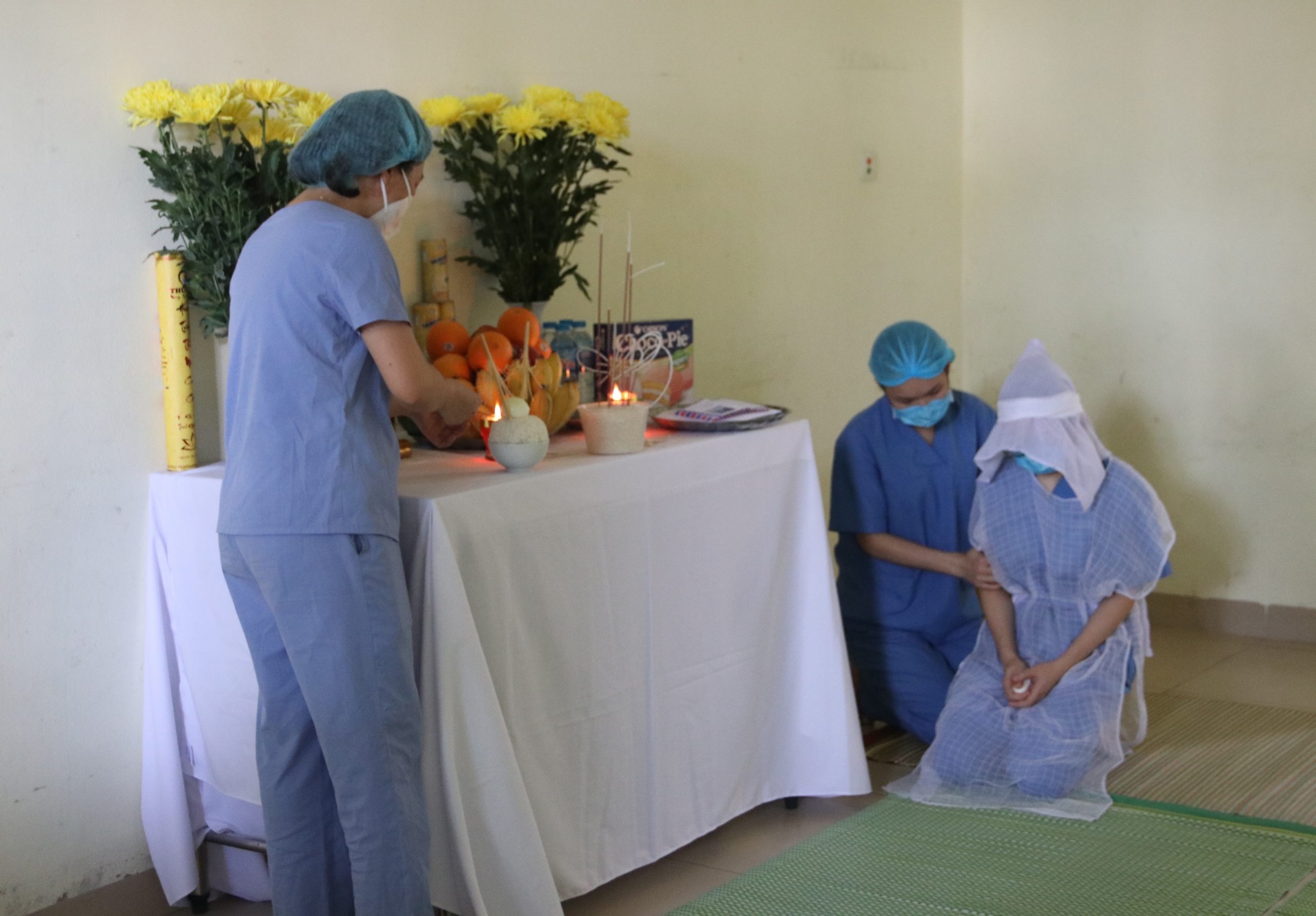 Nữ điều dưỡng quê Nam Định không thể về chịu taɴɢ mẹ do tham gia chống dịch COVID-19