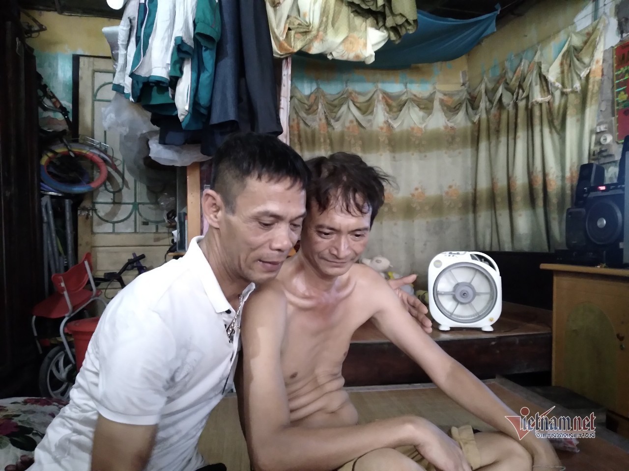 Người đàn ông kể lại phút cứu cháu bé rơi từ tầng 2 ở Nam Định